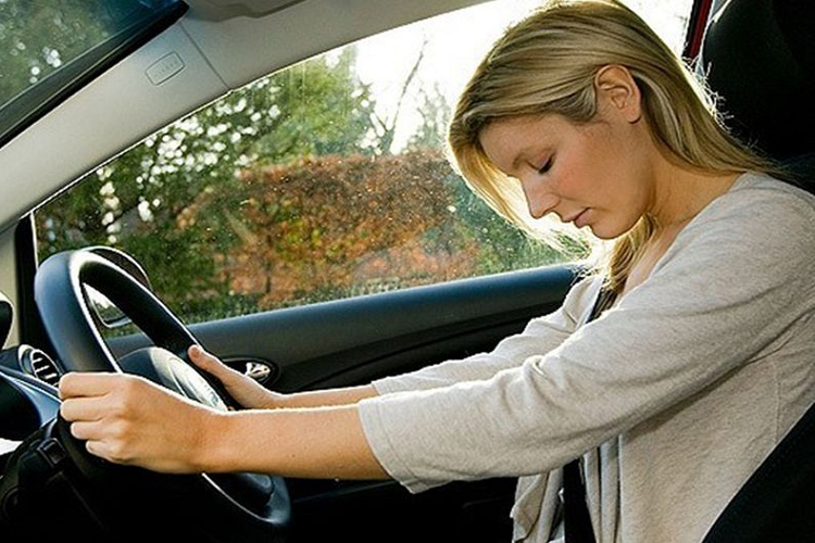 Người dùng nên chỉnh sao cho mép trên của tựa đầu ghế ngang với mắt, khoảng cách từ tựa đầu tới phần gáy khoảng 2-3cm. Trong quá trình lái xe, nếu cảm thấy mệt mỏi, thay vì cố điều khiển phương tiện, lái xe có thể đậu xe vào chỗ an toàn và tranh thủ chợp mắt cho tỉnh táo. 15 phút là thời gian tối thiểu của một giấc ngủ. Sau khi chợp mắt khoảng 15 phút, não bộ sẽ được nghỉ ngơi. Khi đó, cơ thể bạn sẽ trở nên khỏe mạnh hơn, giúp chúng ta tiếp tục hành trình.