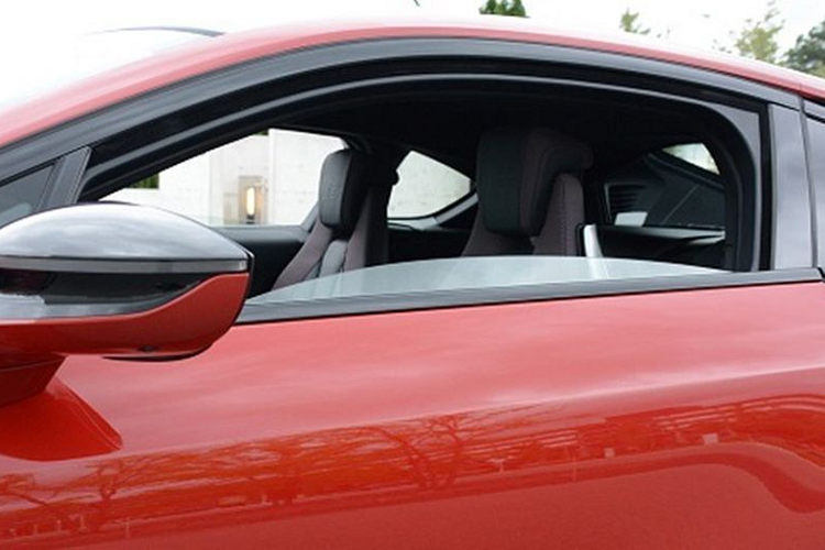 Âm nhạc có tác động vô cùng lớn tới tâm trạng của con người. Do đó, khi có cảm giác buồn ngủ hay mệt mỏi, việc nghe một bản nhạc sôi động sẽ giúp bạn tỉnh táo hơn. Tuy nhiên, bạn nên chỉnh mức âm lượng vừa phải để không khiến đầu óc vì quá "phiêu" theo nhạc mà mất tập trung khi lái xe. Bên cạnh đó, thỉnh thoảng bạn nên chuyển đổi giữa các chương trình giải trí, các kênh radio... để tránh cảm giác nhàm chán.