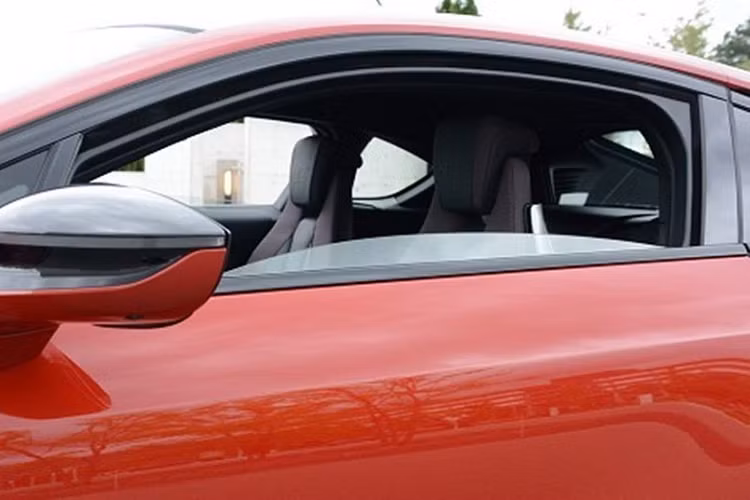 Âm nhạc có tác động vô cùng lớn tới tâm trạng của con người. Do đó, khi có cảm giác buồn ngủ hay mệt mỏi, việc nghe một bản nhạc sôi động sẽ giúp bạn tỉnh táo hơn. Tuy nhiên, bạn nên chỉnh mức âm lượng vừa phải để không khiến đầu óc vì quá "phiêu" theo nhạc mà mất tập trung khi lái xe. Bên cạnh đó, thỉnh thoảng bạn nên chuyển đổi giữa các chương trình giải trí, các kênh radio... để tránh cảm giác nhàm chán.