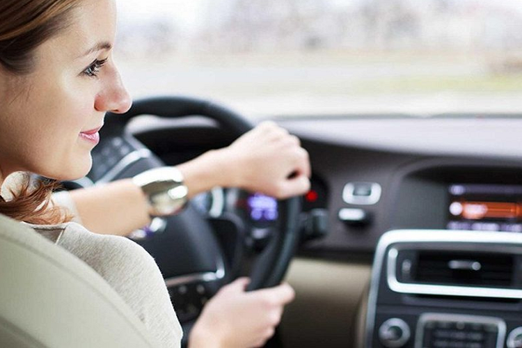 Do đó, để ức chế sự tiết melatonin, trước khi cảm thấy mệt mỏi, bạn nên bật một chút ánh sáng trong buồng lái xe. Hành động đơn giản này sẽ giúp bạn tỉnh táo, tập trung hơn.