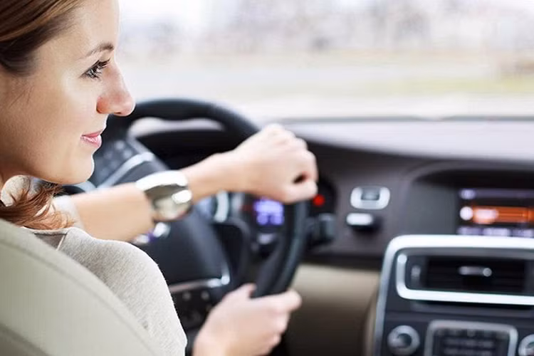 Do đó, để ức chế sự tiết melatonin, trước khi cảm thấy mệt mỏi, bạn nên bật một chút ánh sáng trong buồng lái xe. Hành động đơn giản này sẽ giúp bạn tỉnh táo, tập trung hơn.