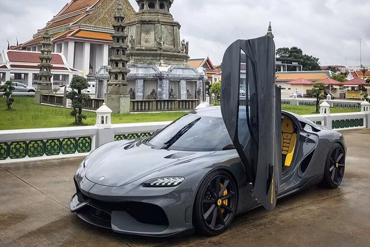 Chỉ có 300 chiếc được sản xuất trên toàn thế giới với giá xe Koenigsegg Gemera khởi điểm khoảng 1,7 triệu đô la (tương đương 39 tỷ đồng). Nếu lăn bánh tại Thái Lan, giới mê xe dự đoán siêu xe 4 chỗ ngồi Koenigsegg Gemera sẽ có giá không dưới 100 tỷ đồng.