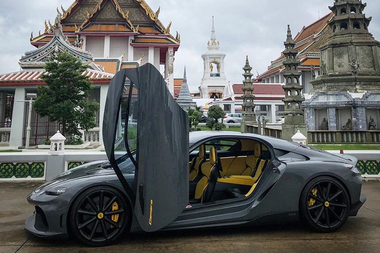 Sau gần 5 ngày có mặt tại Thái Lan, chiếc siêu xe 4 chỗ ngồi "bằng xương bằng thịt" Koenigsegg Gemera 2021 mới đã được vén màn với các đại gia tại xứ chùa vàng, cụ thể là ở một khách sạn 5 sao nằm giữa thủ đô Bangkok.