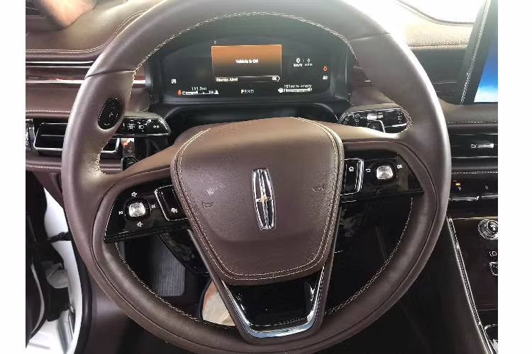 Ngoại hình xe nam tính và bắt mắt đúng chất SUV Mỹ. Thân xe nhiều góc cạnh, cơ bắp, lưới tản nhiệt lớn, dải đèn hậu mỏng kéo ngang thân xe, các cột đều được làm tối màu khiến chiếc xe như một chuyên cơ thật sự.