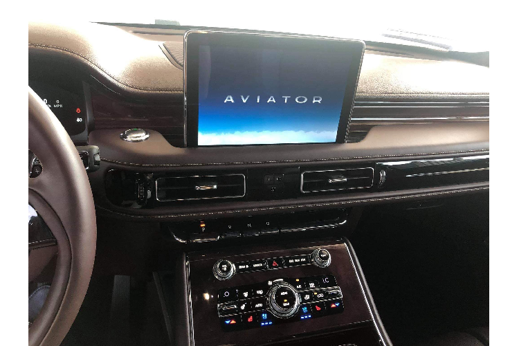 Nội thất của chiếc SUV hạng sang Lincoln Aviator 2020 chủ yếu sử dụng chất liệu da, kết hợp với gỗ và nhôm cao cấp được thiết kế theo phong cách pha trộn giữa cổ điển và hiện đại. Xe sở hữu 6 chỗ ngồi, sắp xếp kiểu 2/2/2 với hàng ghế thứ 2 và sử dụng ghế kiểu thương gia sang trọng.