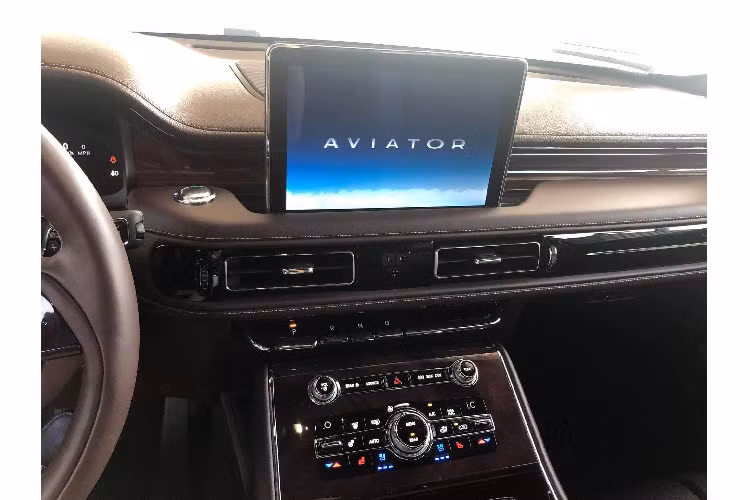 Nội thất của chiếc SUV hạng sang Lincoln Aviator 2020 chủ yếu sử dụng chất liệu da, kết hợp với gỗ và nhôm cao cấp được thiết kế theo phong cách pha trộn giữa cổ điển và hiện đại. Xe sở hữu 6 chỗ ngồi, sắp xếp kiểu 2/2/2 với hàng ghế thứ 2 và sử dụng ghế kiểu thương gia sang trọng.