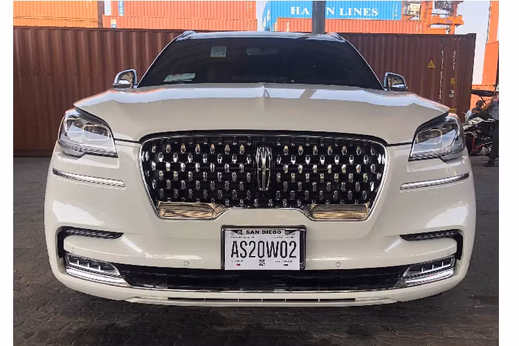 Phiên bản trong bài là bản Aviator Black Label Edition với giá bán 91.145 USD (2,1 tỷ đồng). Khi nhập về Việt Nam, xe tăng lên hơn 200.000 USD (tương đương 4,7 tỷ đồng). Ở Mỹ, Lincoln Aviator là đối thủ của BMW X5 hay Mercedes-Benz GLE, Audi Q7, Volvo XC90 và Lexus RX.