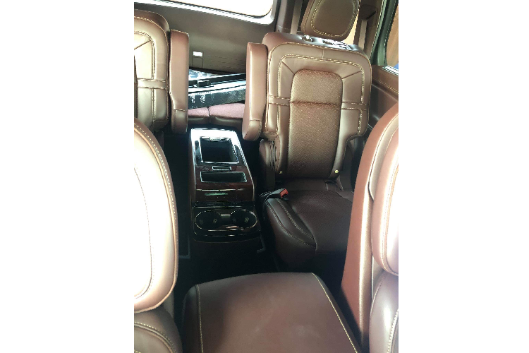 Bên dưới nắp ca-pô chính là khối động cơ xăng V6 dung tích 3.0L tăng áp kép (twin-turbo) mạnh 400 mã lực và mô-men xoắn cực đại 563Nm. Tuy nhiên phiên bản Black Label đặc biệt sở hữu cấu hình động cơ V6 3.0L hybrid sử dụng gói pin 13,6 kWh mạnh 494 mã lực và mô-men xoắn cực đại 854Nm. Sức mạnh được truyền xuống cầu sau (RWD) hoặc bốn bánh (AWD) tùy chọn.