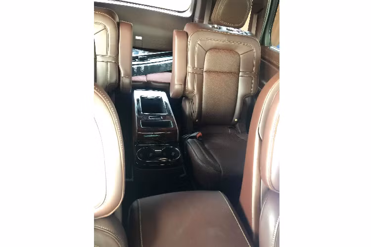 Bên dưới nắp ca-pô chính là khối động cơ xăng V6 dung tích 3.0L tăng áp kép (twin-turbo) mạnh 400 mã lực và mô-men xoắn cực đại 563Nm. Tuy nhiên phiên bản Black Label đặc biệt sở hữu cấu hình động cơ V6 3.0L hybrid sử dụng gói pin 13,6 kWh mạnh 494 mã lực và mô-men xoắn cực đại 854Nm. Sức mạnh được truyền xuống cầu sau (RWD) hoặc bốn bánh (AWD) tùy chọn.