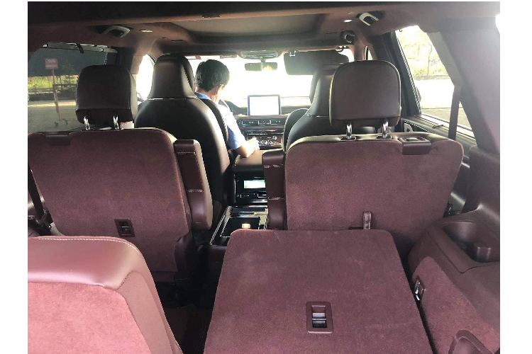 Ngoài ra, Aviator còn có nhiều trang bị đáng kể như: Cụm đồng hồ LCD 12,3 inch được lập trình chi tiết, màn hình cảm ứng 10,1 inch, SYNC 3, hệ thống âm thanh Revel Ultima 3D Audio System tới 28 loa cho trải nghiệm âm thanh 3D... Bản Black Label còn có hệ thống ghế sưởi và thông khí.