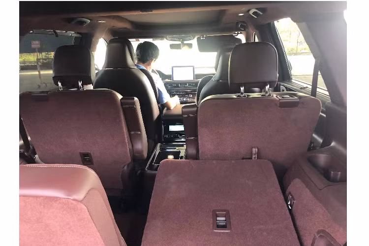 Ngoài ra, Aviator còn có nhiều trang bị đáng kể như: Cụm đồng hồ LCD 12,3 inch được lập trình chi tiết, màn hình cảm ứng 10,1 inch, SYNC 3, hệ thống âm thanh Revel Ultima 3D Audio System tới 28 loa cho trải nghiệm âm thanh 3D... Bản Black Label còn có hệ thống ghế sưởi và thông khí.