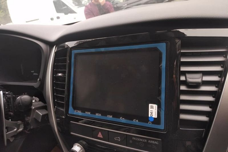 Các thiết bị hỗ trợ lái mới trên Pajero Sport gồm: Hỗ trợ chuyển làn và Cảnh báo va chạm sau. Còn lại, dàn công nghệ của phiên bản trước được giữ nguyên trạng với Cruise Control thích ứng, Cảnh báo điểm mù, Phanh khẩn cấp tự động, Màn hình toàn cảnh 360 độ, Hỗ trợ khởi hành ngang dốc/xuống dốc, Kiểm soát cân bằng điện tử và 7 túi khí.