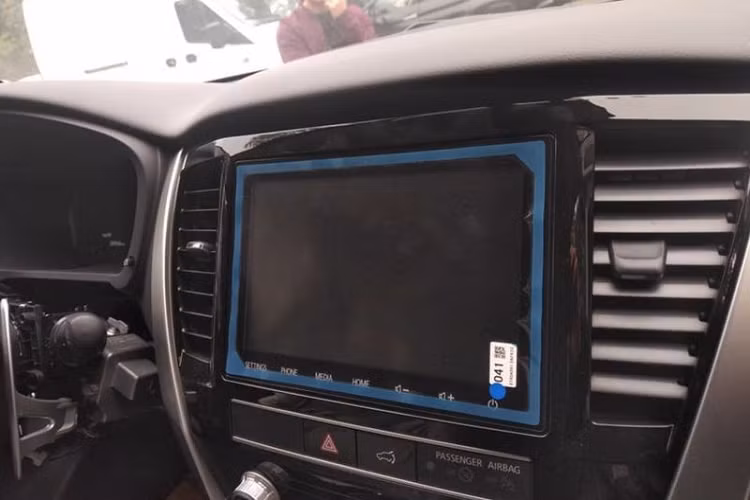 Các thiết bị hỗ trợ lái mới trên Pajero Sport gồm: Hỗ trợ chuyển làn và Cảnh báo va chạm sau. Còn lại, dàn công nghệ của phiên bản trước được giữ nguyên trạng với Cruise Control thích ứng, Cảnh báo điểm mù, Phanh khẩn cấp tự động, Màn hình toàn cảnh 360 độ, Hỗ trợ khởi hành ngang dốc/xuống dốc, Kiểm soát cân bằng điện tử và 7 túi khí.