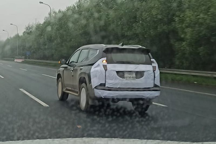 Mitsubishi Pajero Sport 2020 ra mắt thị trường Đông Nam Á hồi giữa năm 2019 với sự thay đổi toàn diện, đặc biệt là về thiết kế. Mặt trước xe được tái thiết kế với nhiều đường nét gợi nhớ đến cả Triton và Xpander với cụm đèn hậu mỏng hơn, cụm đèn sương mù mới. Ngoài ra, đèn hậu cũng có đôi chút khác biệt so với thế hệ cũ.