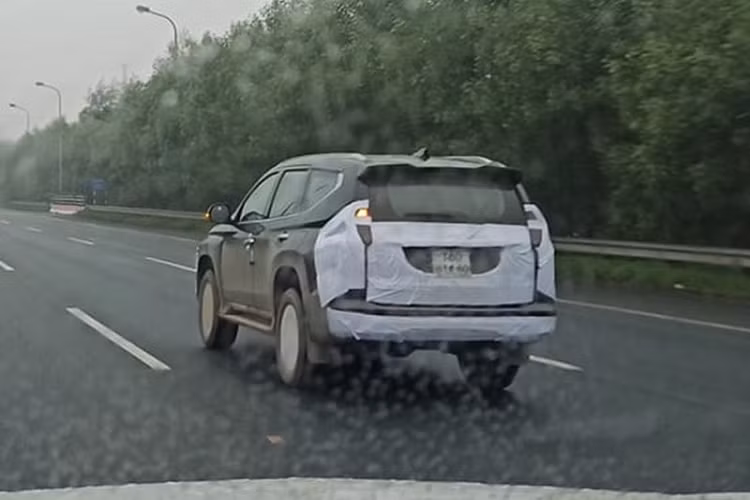 Mitsubishi Pajero Sport 2020 ra mắt thị trường Đông Nam Á hồi giữa năm 2019 với sự thay đổi toàn diện, đặc biệt là về thiết kế. Mặt trước xe được tái thiết kế với nhiều đường nét gợi nhớ đến cả Triton và Xpander với cụm đèn hậu mỏng hơn, cụm đèn sương mù mới. Ngoài ra, đèn hậu cũng có đôi chút khác biệt so với thế hệ cũ.