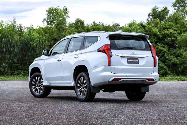 Giá xe Mitsubishi Pajero Sport 2020 vẫn chưa được tiết lộ. Tuy nhiên với cách làm hiện tại, Mitsubishi Việt Nam có thể giữ giá hoặc điều chỉnh giá tăng nhẹ để vực dậy doanh số của mẫu xe này. Tính trong tháng 1/2020, Toyota Fortuner đang dẫn đầu với 690 xe, Mitsubishi Pajero Sport chỉ bán được 37 chiếc. Tính cả năm 2019, doanh số 2 mẫu xe lần lượt là 12.667 và 971 xe.