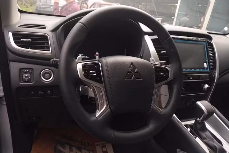 Nội thất vẫn mang lại 7 chỗ ngồi như trước đây, đi kèm là bảng điều khiển trung tâm đã được thiết kế lại để phù hợp hơn với màn hình thông tin giải trí 8 inch mới, hỗ trợ kết nối điện thoại thông minh và cả chức năng phanh đỗ xe điện tử. 