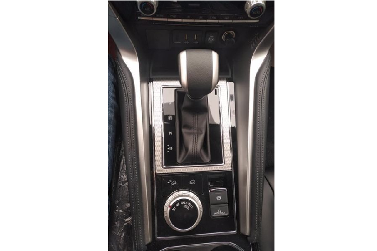 Hiện tại, liên doanh Nhật Bản chưa lên tiếng xác nhận thông tin Mitsubishi Pajero Sport 2020 sắp về Việt Nam và được trang bị khối động cơ máy dầu mới. Nếu đúng là sự thật, sẽ chỉ còn duy nhất Toyota Fortuner có tùy chọn động cơ xăng trong phân khúc SUV khung sắt xi rời tại Việt Nam. 