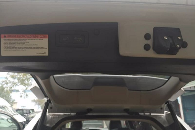 Bên cạnh việc khai tử động cơ xăng V6 trên Pajero Sport 2020, mẫu xe này còn được cho là sẽ sở hữu cả một "Bầu trời Option", tương tự cách mà Mitsubishi Việt Nam đang triển khai thời gian gần đây.