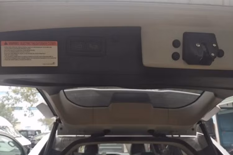 Bên cạnh việc khai tử động cơ xăng V6 trên Pajero Sport 2020, mẫu xe này còn được cho là sẽ sở hữu cả một "Bầu trời Option", tương tự cách mà Mitsubishi Việt Nam đang triển khai thời gian gần đây.