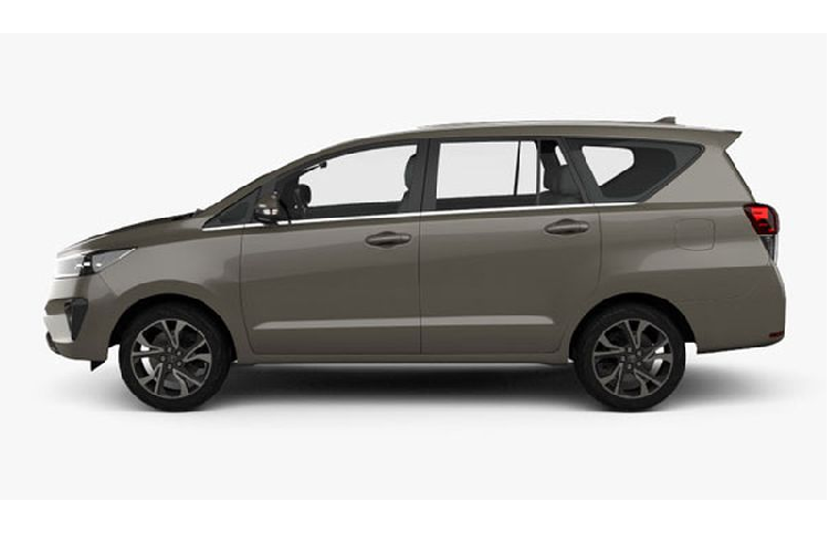 Toyota Innova thế hệ mới có mặt trước hoàn toàn mới với đèn pha LED mới (dành cho bản cao cấp, chiếc xe lộ diện là bản tiêu chuẩn dùng đèn halogen), lưới tản nhiệt sửa đổi và cản trước tái thiết kế. Những thanh crôm ngang đã được thay bằng nhựa màu đen, bên cạnh đó, hốc đèn sương mù trên xe được đặt dọc.