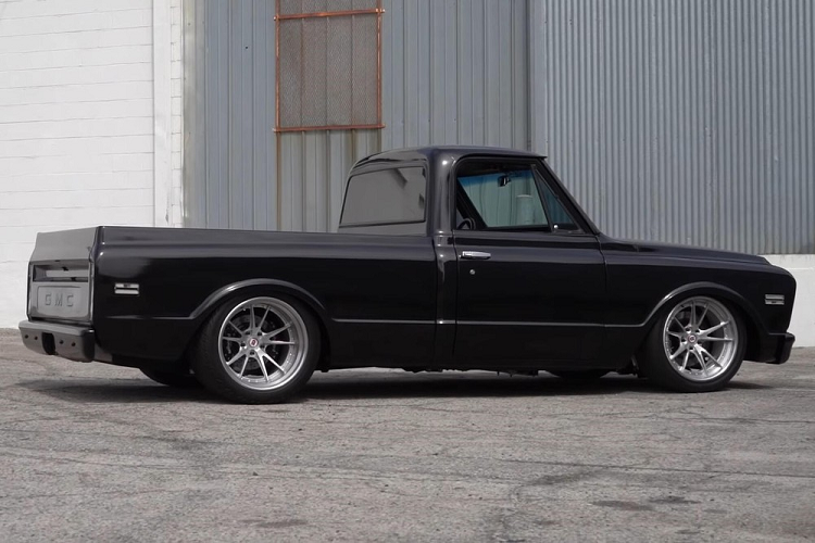 Chưa hết, chiếc xe còn có một hệ thống treo khí toàn tập cho phép điều chỉnh khoảng sáng gầm, trong khi một bộ la-zăng hợp kim HRE cỡ 20-inch bọc lốp rộng, dính đảm nhiệm vai trò giữ chắc mọi thứ trên mặt đường nhựa.