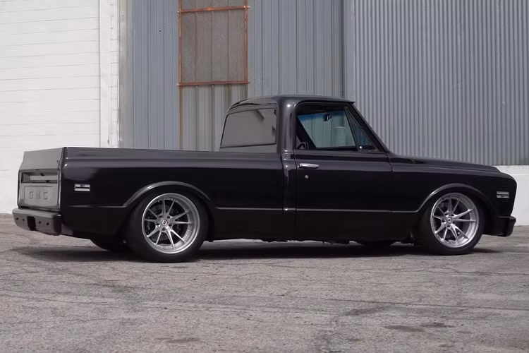 Chưa hết, chiếc xe còn có một hệ thống treo khí toàn tập cho phép điều chỉnh khoảng sáng gầm, trong khi một bộ la-zăng hợp kim HRE cỡ 20-inch bọc lốp rộng, dính đảm nhiệm vai trò giữ chắc mọi thứ trên mặt đường nhựa.