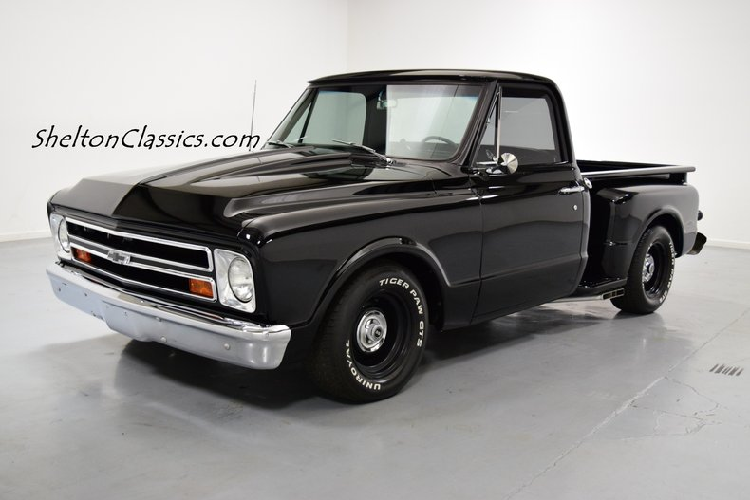 Nhìn vẻ ngoài của chiếc xe cổ Chevrolet C10 khá kỳ cục và không thực ấn tượng, song chiếc bán tải này có một "trái tim cơ bắp" vô cùng