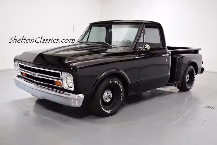 Nhìn vẻ ngoài của chiếc xe cổ Chevrolet C10 khá kỳ cục và không thực ấn tượng, song chiếc bán tải này có một "trái tim cơ bắp" vô cùng