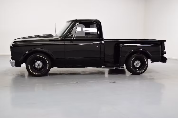 Để chiếc bán tải phù hợp với động cơ Hellcat mạnh mẽ, những người độ xe cũng đã bổ sung thêm nhiều trang bị mới. Trong số đó là một hệ thống treo gần như mới hoàn toàn. Tương tự như thế, một bộ phanh Wilwood cỡ lớn với 6 pít-tông và các kẹp phanh 4 pít-tông phía trước và sau giúp chiếc Chevrolet C10 cơ bắp có thể dễ dàng kiểm soát tốc độ cao.