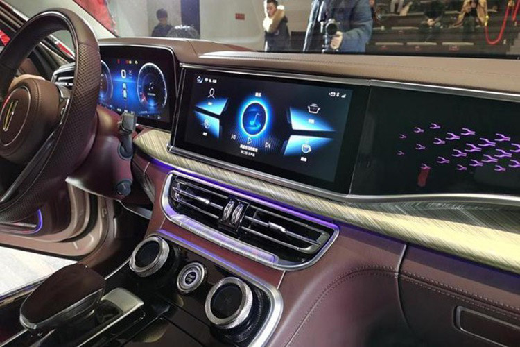 Bên trong Hồng Kỳ H9+ 2020 là không gian nội thất chỉ có 4 chỗ ngồi với 2 ghế thương gia tách riêng với nhau ở phía sau. Với kích thước lớn hơn, Hồng Kỳ H9+ 2020 hứa hẹn sẽ mang đến không gian nội thất rộng rãi và thoải mái hơn cho người dùng, nhất là hành khách ở hàng ghế sau. Nội thất của Hồng Kỳ H9+ 2020 được bọc da toàn bộ và phối 2 màu tương phản giống ngoại thất.