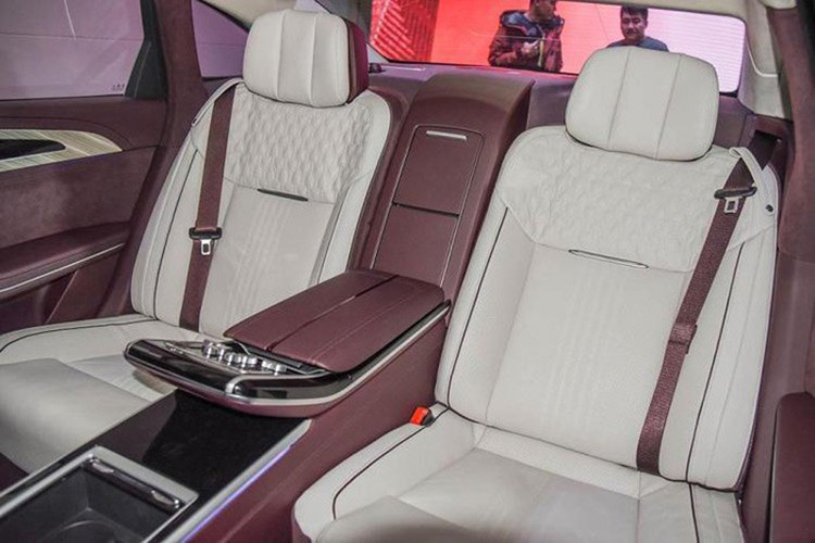 Tương tự H9 thông thường, Hồng Kỳ H9+ 2020 cũng có màn hình thông tin giải trí cỡ lớn, bảng đồng hồ kỹ thuật số toàn phần, màn hình hiển thị thông tin kính lái HUD 12 inch cũng như ghế sau được trang bị tính năng sưởi, mát-xa và đệm bắp chân chỉnh điện. Nằm giữa 2 ghế sau là bệ tì tay trung tâm tích hợp cụm điều khiển dành cho hành khách. Tựa đầu ghế còn được thêu logo riêng giống trên cột B bên ngoài xe.