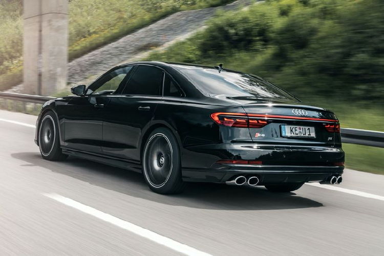 Về diện mạo, ABT Sportsline cho rằng thiết kế của Audi S8 2020 đã rất hoàn hảo, vì vậy, hãng độ chỉ thực hiện một thay đổi duy nhất ở thân xe (không tính la-zăng). Đó là bổ sung một cánh lướt gió phía sau bằng sợi carbon.