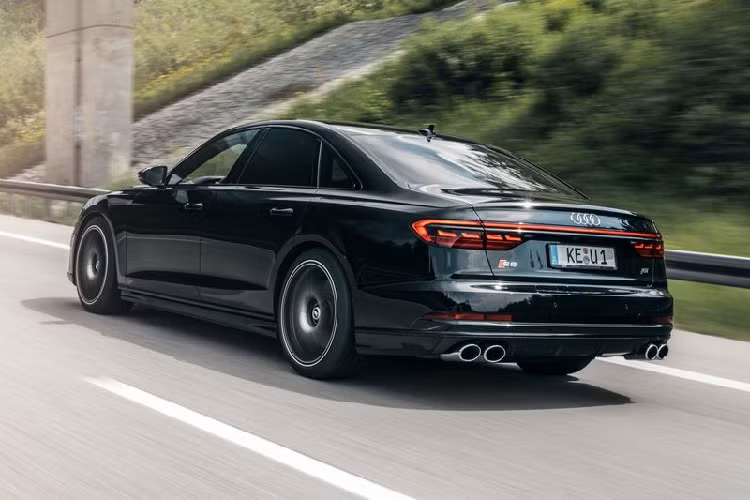Về diện mạo, ABT Sportsline cho rằng thiết kế của Audi S8 2020 đã rất hoàn hảo, vì vậy, hãng độ chỉ thực hiện một thay đổi duy nhất ở thân xe (không tính la-zăng). Đó là bổ sung một cánh lướt gió phía sau bằng sợi carbon.