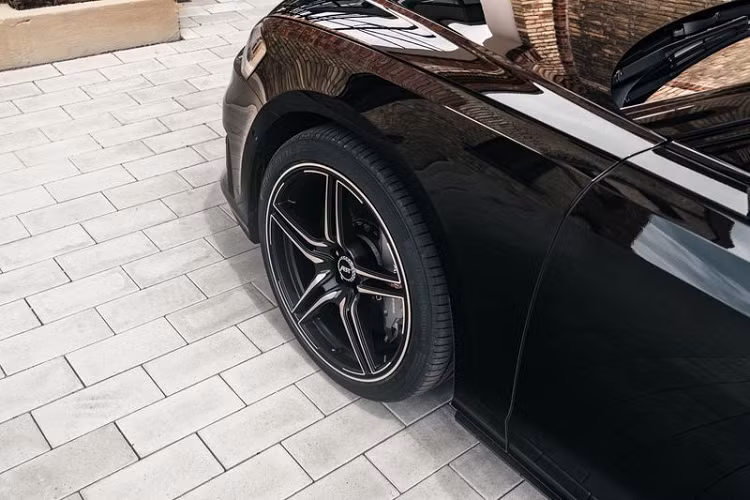 Với sức mạnh mới, Audi S8 của ABT dễ dàng chạy nước rút từ 0 - 100 km/h chỉ trong 3,4 giây, nhanh hơn 0,4 giây so với S8 tiêu chuẩn. Bên cạnh đó, chiếc sedan hàng đầu còn được trang bị gói ABT Power và phanh gốm, phần nào cải thiện tốc độ tối đa của xe lên tới 270 km/h.