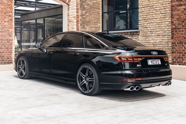 ABT Sportsline cũng gần như không "đụng chạm" ở bên trong Audi S8 thế hệ mới. Hãng chỉ nắp thêm nắp công tắc khởi ABT và nắp núm điều chỉnh ABT.