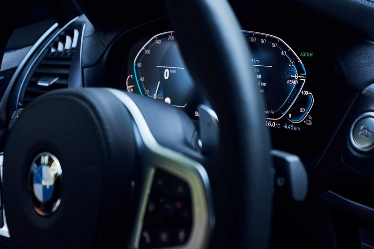 Mẫu SUV của BMW sở hữu giao diện điều khiển iDrive 6.0 mới nhất và màn hình thông tin giải trí cảm ứng kích thước 10,25 inch. Một số công nghệ hỗ trợ lái trên X3 bao gồm giữ ổn định thân xe, phanh ABS, hệ thống kiểm soát lực kéo, kiểm soát phanh chủ động...