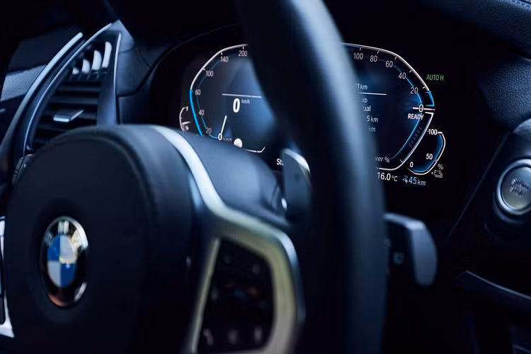 Mẫu SUV của BMW sở hữu giao diện điều khiển iDrive 6.0 mới nhất và màn hình thông tin giải trí cảm ứng kích thước 10,25 inch. Một số công nghệ hỗ trợ lái trên X3 bao gồm giữ ổn định thân xe, phanh ABS, hệ thống kiểm soát lực kéo, kiểm soát phanh chủ động...