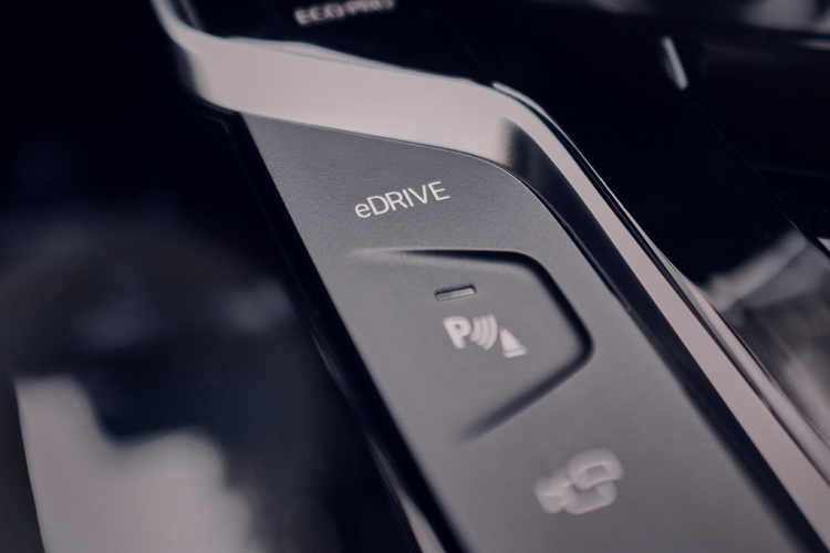 Đi kèm với động cơ điện là khối pin lithium-ion 12 kWh tương tự trên mẫu 330e G20 và được đặt ở dưới hàng ghế sau. Sức mạnh được truyền đến cả 4 bánh xe thông qua hộp số tự động 8 cấp Steptronic.