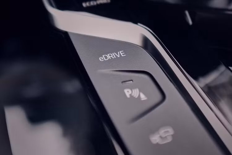 Đi kèm với động cơ điện là khối pin lithium-ion 12 kWh tương tự trên mẫu 330e G20 và được đặt ở dưới hàng ghế sau. Sức mạnh được truyền đến cả 4 bánh xe thông qua hộp số tự động 8 cấp Steptronic.