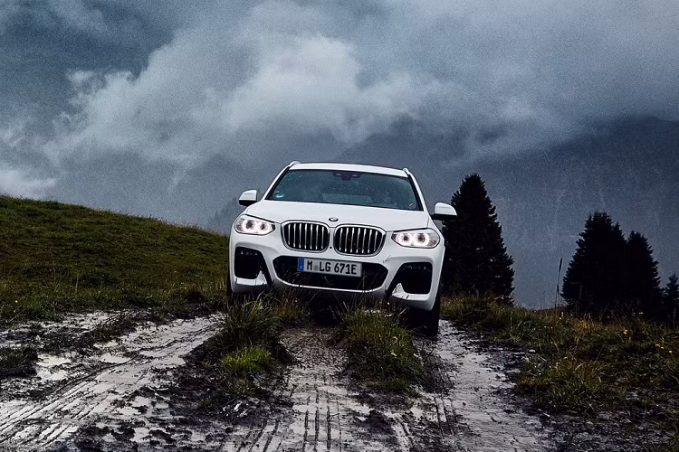 Theo một số nguồn tin, X3 plug-in hybrid sẽ có các phiên bản Advantage, xLine, Luxury và M Sport. Sau khi ra mắt, BMW X3 xDrive30e 2020 sẽ là đối thủ của Volvo XC60 T8 và Mercedes GLC 350e.