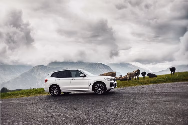 Dù mang thêm khối pin, dung tích khoang hành lý vẫn giữ ở mức 450 lít và có thể lên đến 1.500 lít nếu gập hàng ghế sau. Để giữ được thông số này, BMW đã bố trí lại không gian nội thất tối ưu hơn.