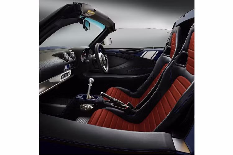 Phiên bản đặc biệt Heritage Edition của Lotus Elise sẽ được làm dựa trên Elise 220 với nhiều trang bị nâng cấp. Mỗi chiếc xe sẽ có một tấm biển ghi số thứ tự trên tổng số 100 chiếc được đặt bên trong khoang lái.