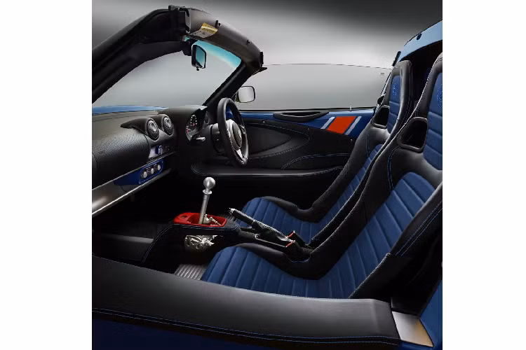 Khoang lái của xe cũng sở hữu gói nâng cấp Interior Color Package với ốp trên của cửa xe, ghế ngồi và khu vực điều khiển trung tâm được bọc da đồng màu với ngoại thất của xe. Một số trang bị khác sẽ có sẵn trong xe là hệ thống âm thanh DAB với bốn loa, điều hòa, kiểm soát hành trình, mâm nhôm siêu nhẹ, phanh đĩa hai mảnh và thảm trải sàn màu đen.