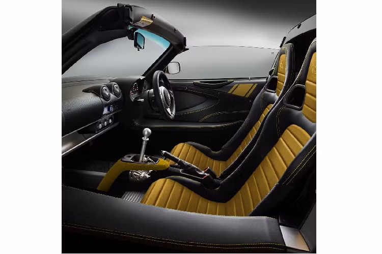 Lotus Elise 220 sử dụng động cơ bốn xi-lanh siêu nạp, dung tích 1,8 lít được phát triển từ động cơ của Toyota với công suất cực đại 217 mã lực và mô-men xoắn cực đại 250 Nm.