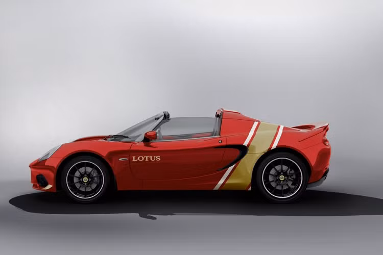 Giá xe Lotus Elise Heritage Edition sẽ được bán ra giới hạn 100 chiếc trên toàn thế giới với mức cao hơn bản tiêu chuẩn 6.350 Bảng Anh (7.830 USD), giá bán tiêu chuẩn của Lotus Elise 220 hiện tại là 57.000 USD.