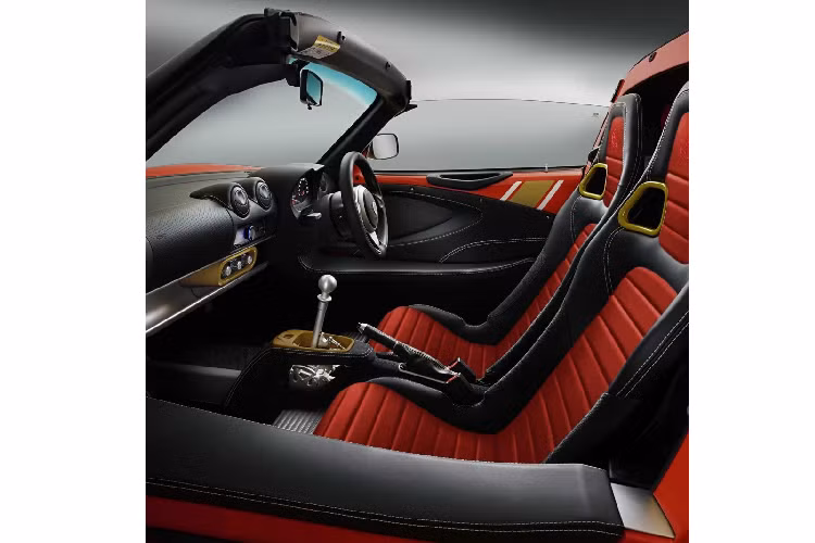 Sức mạnh được truyền đến bánh sau thông qua hộp số sàn 6 cấp, nhờ đó, xe có thể tăng tốc lên 100 km/h trong chỉ 4,2 giây và tốc độ tối đa ở mức 233 km/h.