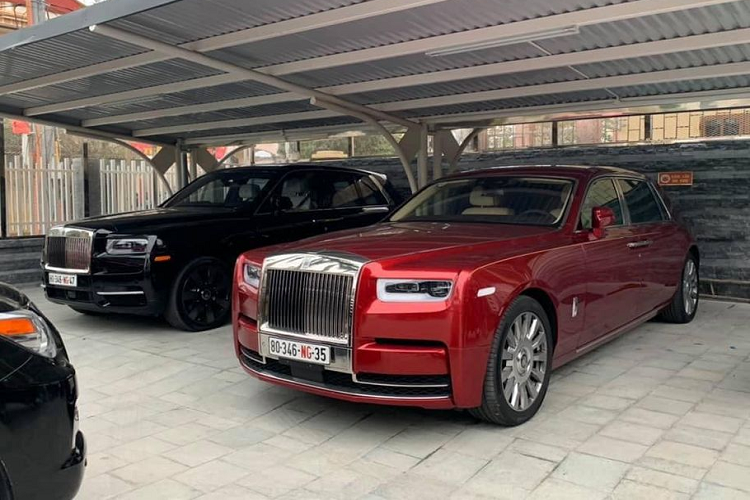 Những hình ảnh chụp bộ đôi xe siêu sang Rolls-Royce Phantom VIII và Rolls-Royce Cullinan đỗ cạnh nhau mới đây đã được một người dùng mạng xã hội đã nhanh chóng nhận được sự quan tâm của giới mê xe. Thật hiếm khi cùng một lúc người ta lại có thể bắt gặp tới 2 mẫu xe đình đám và đều thuộc đời mới nhất của hãng xe siêu sang Anh Quốc. Đặc biệt hơn khi chúng đều lăn bánh tại thủ đô Hà Nội.