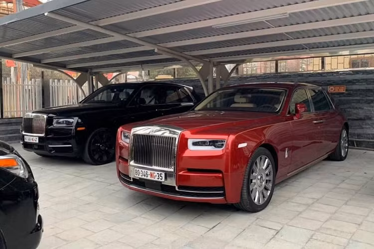 Những hình ảnh chụp bộ đôi xe siêu sang Rolls-Royce Phantom VIII và Rolls-Royce Cullinan đỗ cạnh nhau mới đây đã được một người dùng mạng xã hội đã nhanh chóng nhận được sự quan tâm của giới mê xe. Thật hiếm khi cùng một lúc người ta lại có thể bắt gặp tới 2 mẫu xe đình đám và đều thuộc đời mới nhất của hãng xe siêu sang Anh Quốc. Đặc biệt hơn khi chúng đều lăn bánh tại thủ đô Hà Nội.
