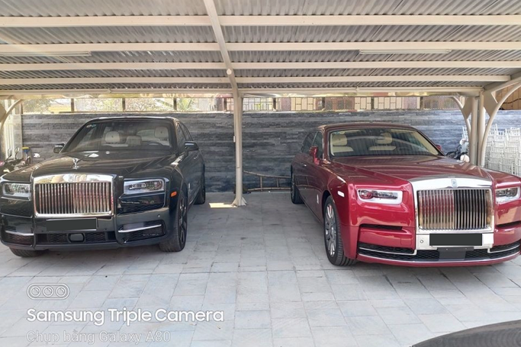Theo tìm hiểu, đây chính chiếc xe siêu sang Rolls-Royce Phantom VIII đầu tiên cập bến Việt Nam hồi đầu năm 2019 và thuộc phiên bản trục cơ sở dài EWB. Xe có ngoại thất sơn màu đỏ nổi bật đi kèm với khoang nội thất màu nâu be kết hợp gỗ nâu sang trọng và độc đáo.